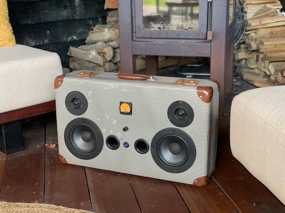 Vintage koffer met speakers en BT versterker