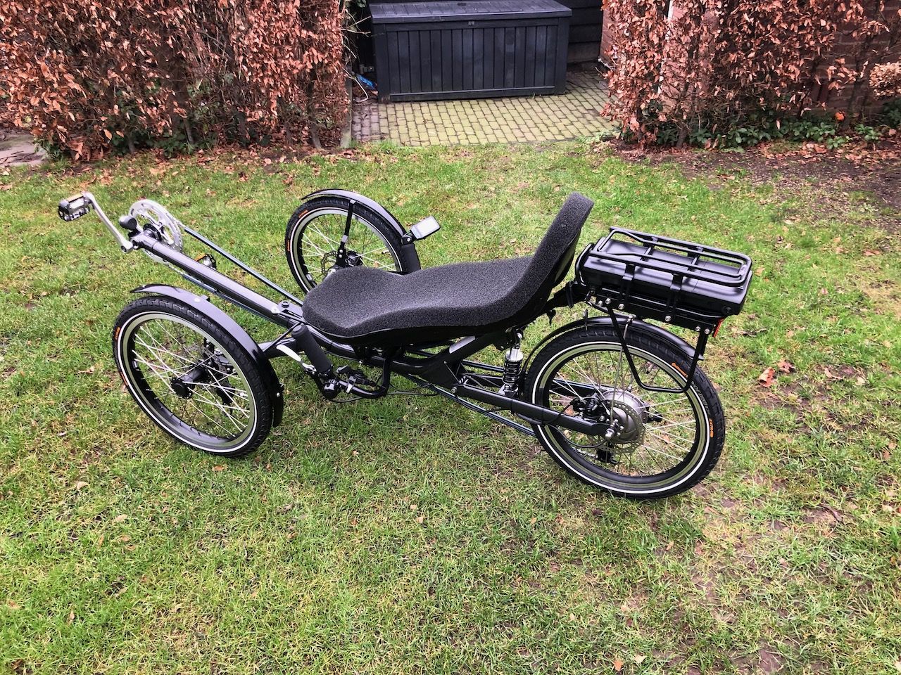 zijaanzicht: USVA Bike, driewieler trike męt trapondersteuning en aangepaste ligstoel