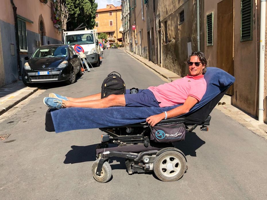 Ben Oorsprong op zijn ligbed rolstoelen Italie op vakantie