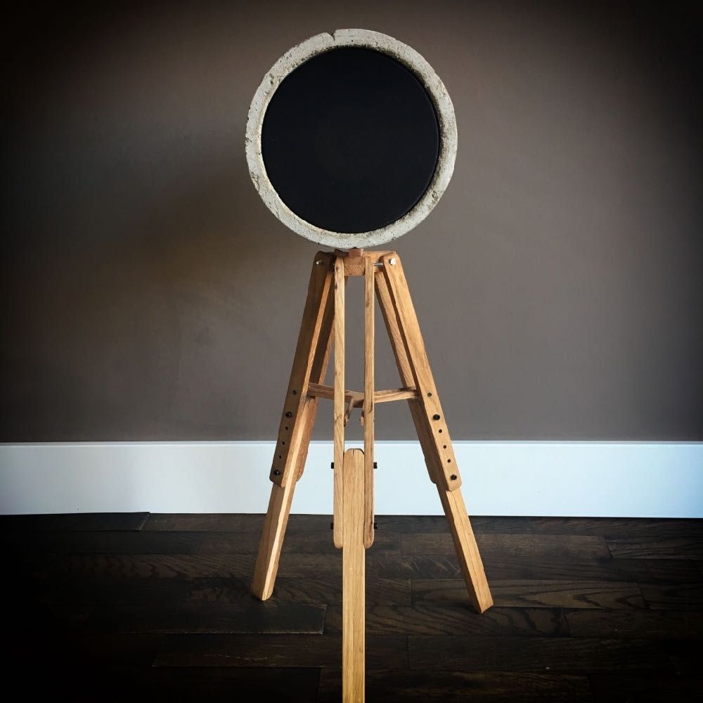 Design speaker, rond, beton, houten tripot. Zelfbouw