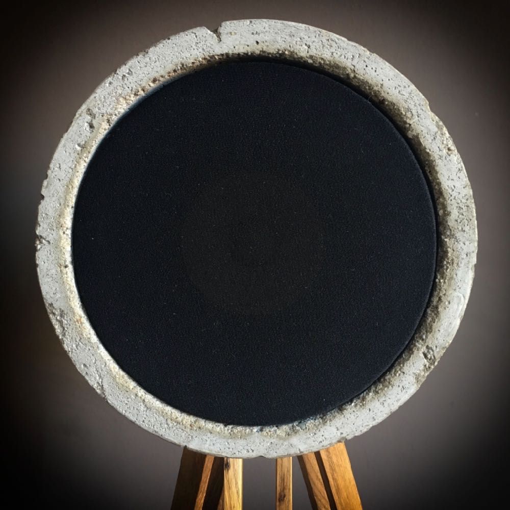 Ronde design speaker van beton. DIY 