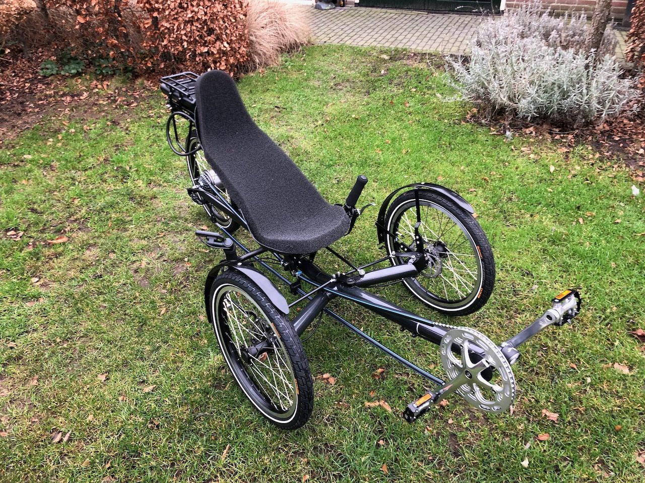 Bovenaanzicht: USVA Bike, driewieler trike męt trapondersteuning en aangepaste ligstoel