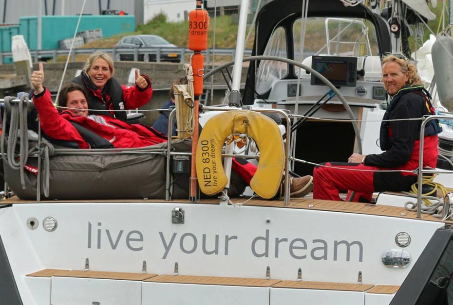 Ben Oorsprong en Marielle de Jong tijdens een boottocht met het schip van Live your dream