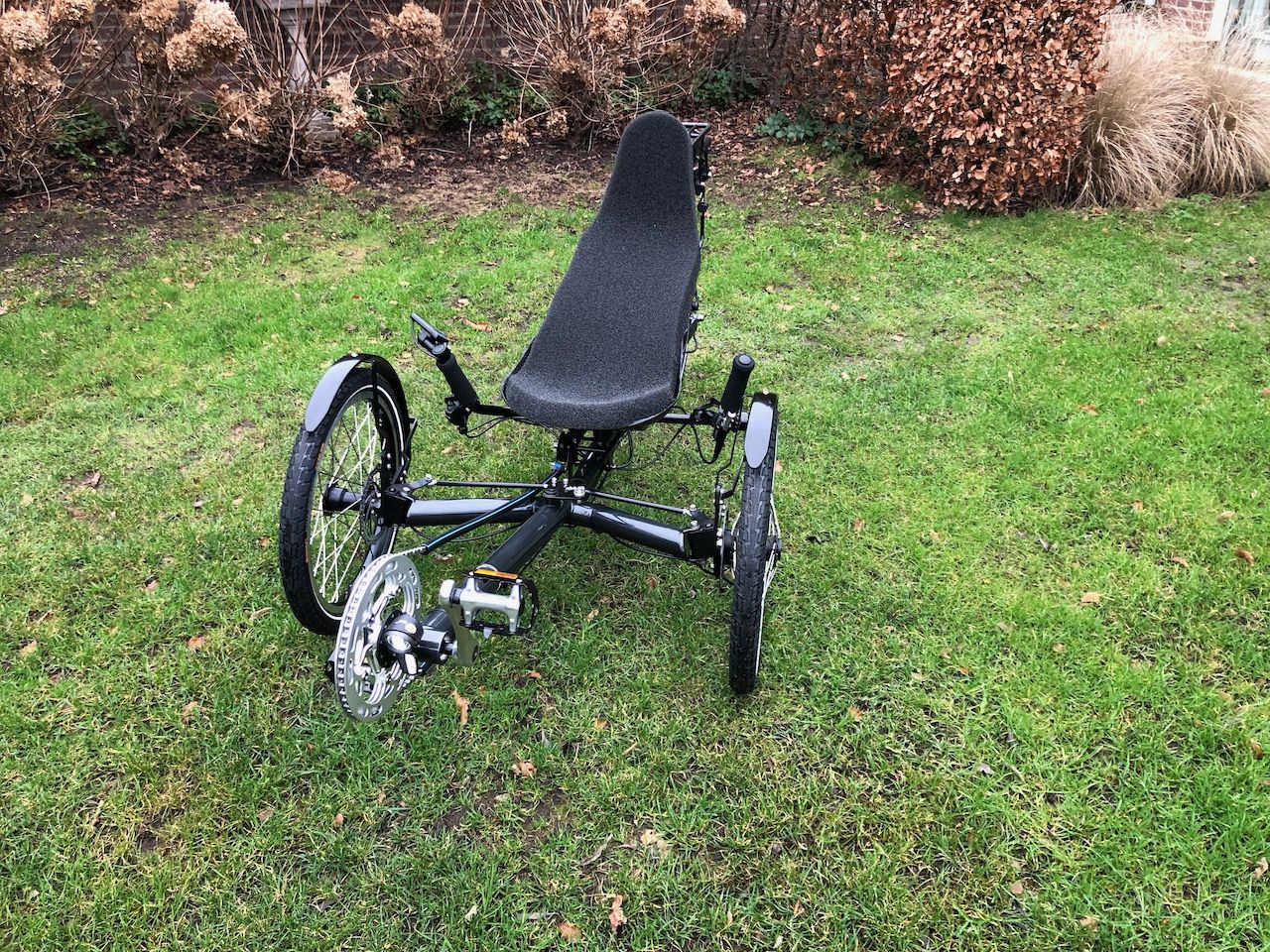 Vooraanzicht: USVA Bike, driewieler trike męt trapondersteuning en aangepaste ligstoel