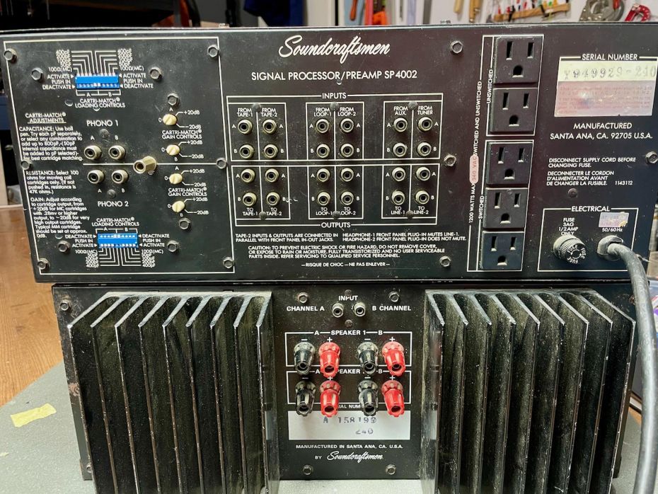 Achterkant soundcraftsmen versterker en equalizer