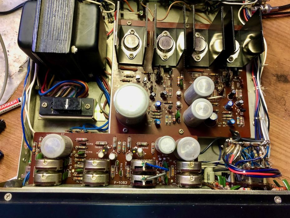 Sansui AU-222 open. Onderdelen zijn zichtbaar