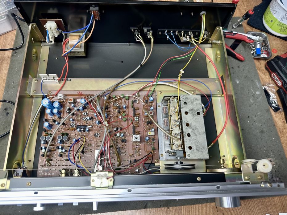 Yamaha CT-1010 tuner open voor service