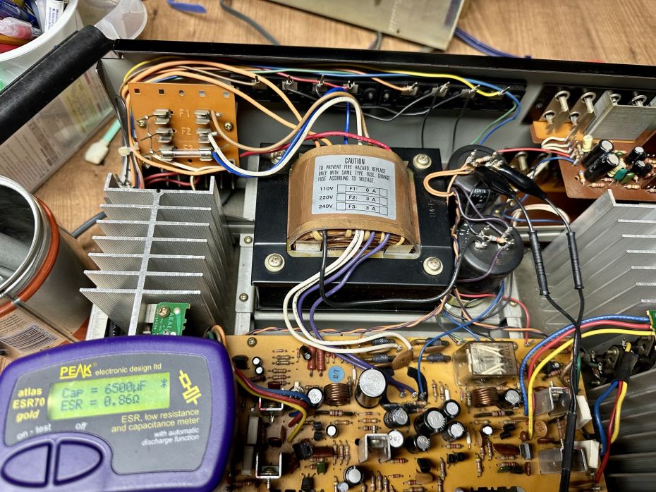 AKAI AM-2800 buffer elco's in slechte conditie