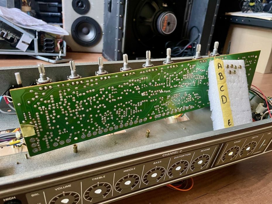 Printplaat van een Roland JC-120 gitaarversterker.