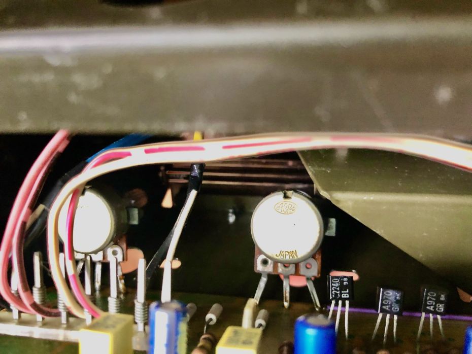 Condensatoren en potmeters moeten vervangen / schoongemaakt worden