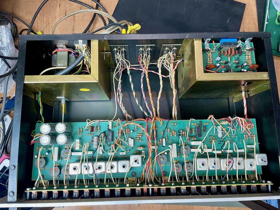 Soundcraftsmen SP 4002 equaliser en voorversterker binnenkant