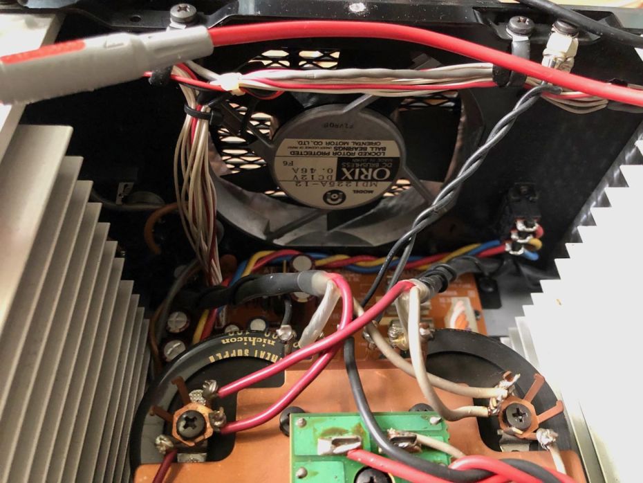 Condensatoren en potmeters moeten vervangen / schoongemaakt worden