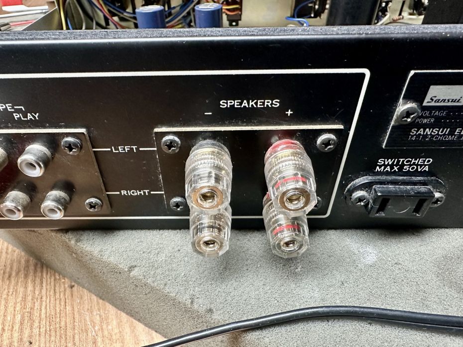 Sansui AU-101 luidsprekeraansluitingen