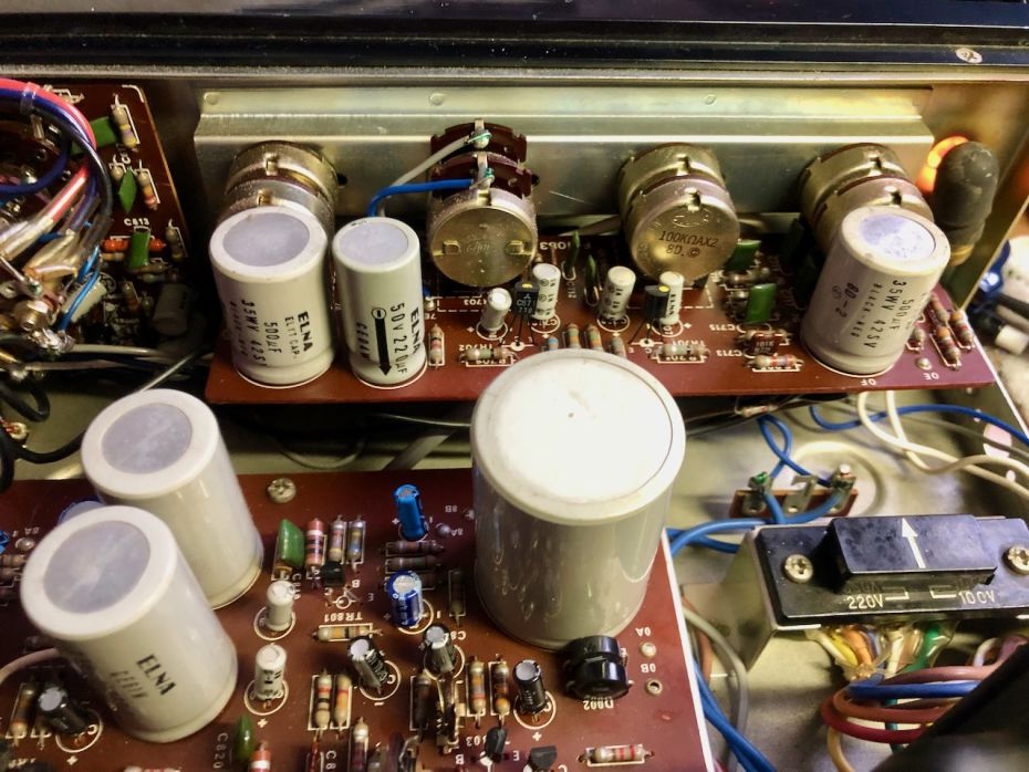 Condensatoren en potmeters moeten vervangen / schoongemaakt worden