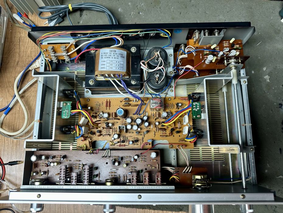 Akai AM-2400 versterker open ter controle