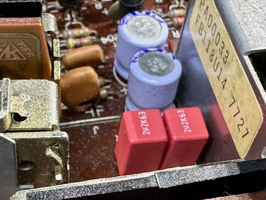 Yamaha receiver koppel condensatoren vervangen