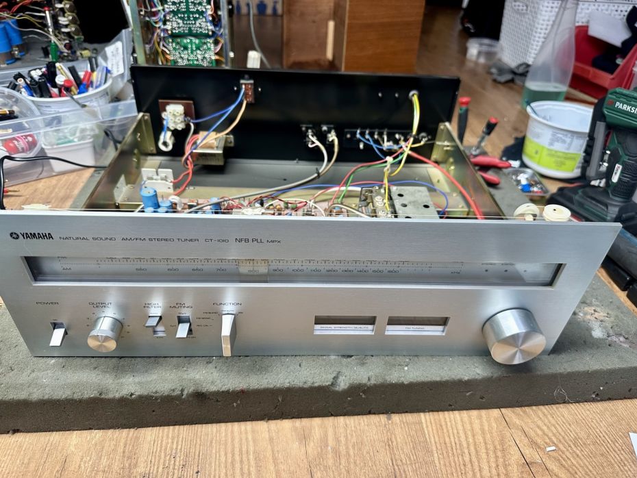 Yamaha CT-1010 tuner open voor service