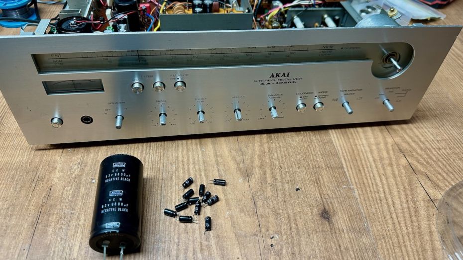 Condensatoren van Akai receiver vervangen