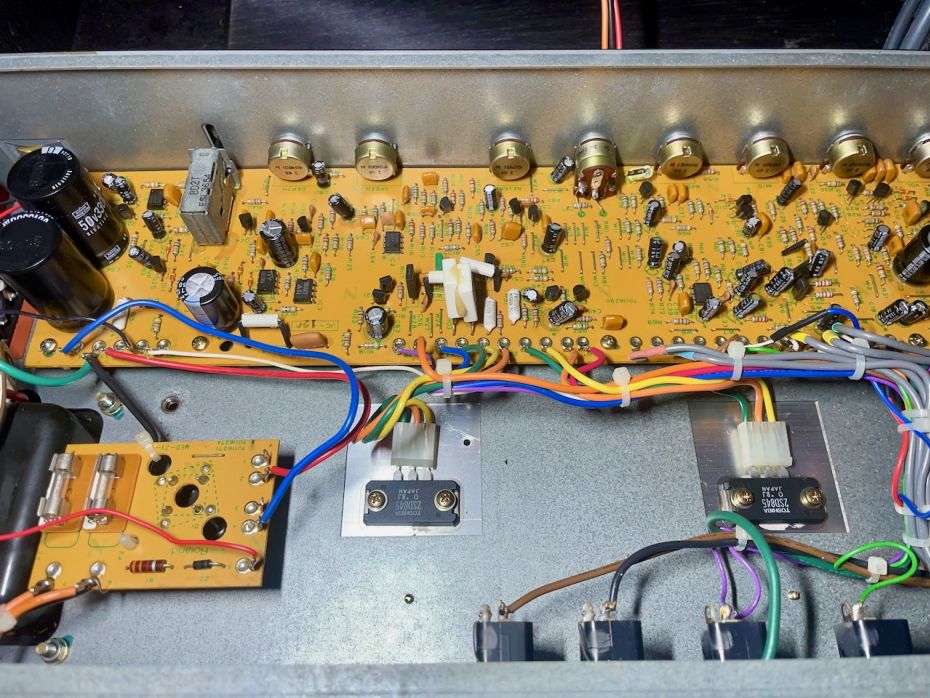 Roland JC-120 gitaarversterker binnenkant.