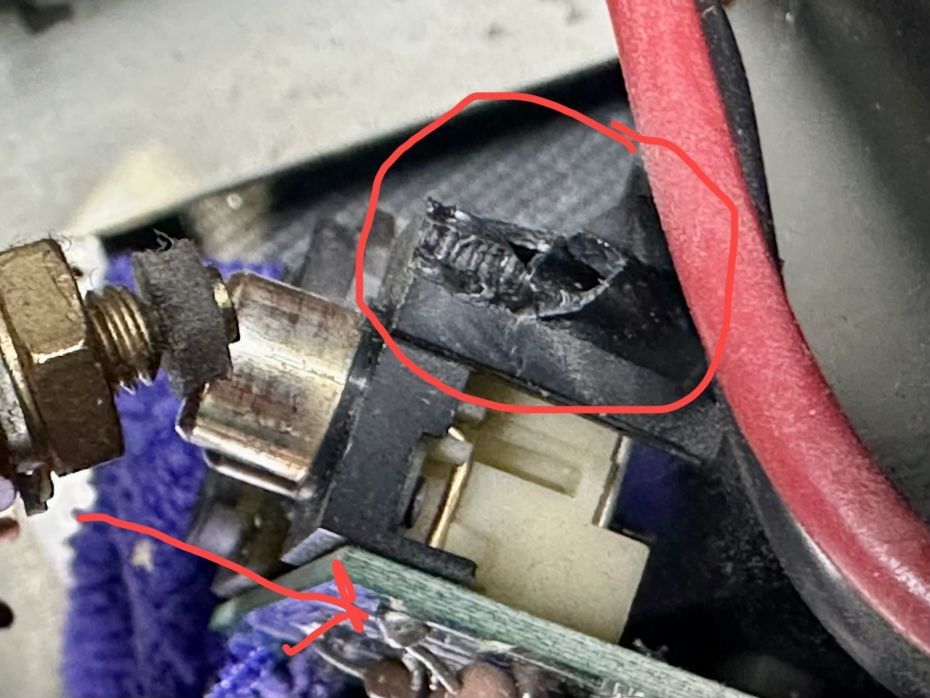 PROCEED 5 eindversterker cinch stekker afgebroken