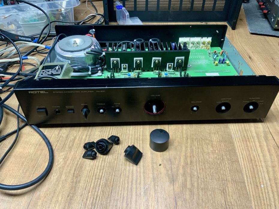 Rotel RA-931 versterker open