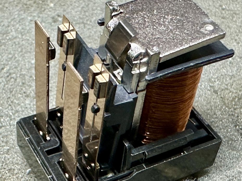 Yamaha R-300 receiver relais schoongemaakt