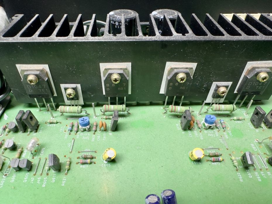 Rotel versterker printplaat met eindtransistoren