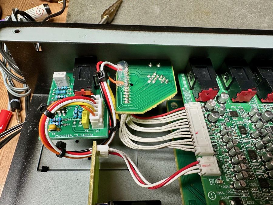 Roland GR-55 aux input installatie