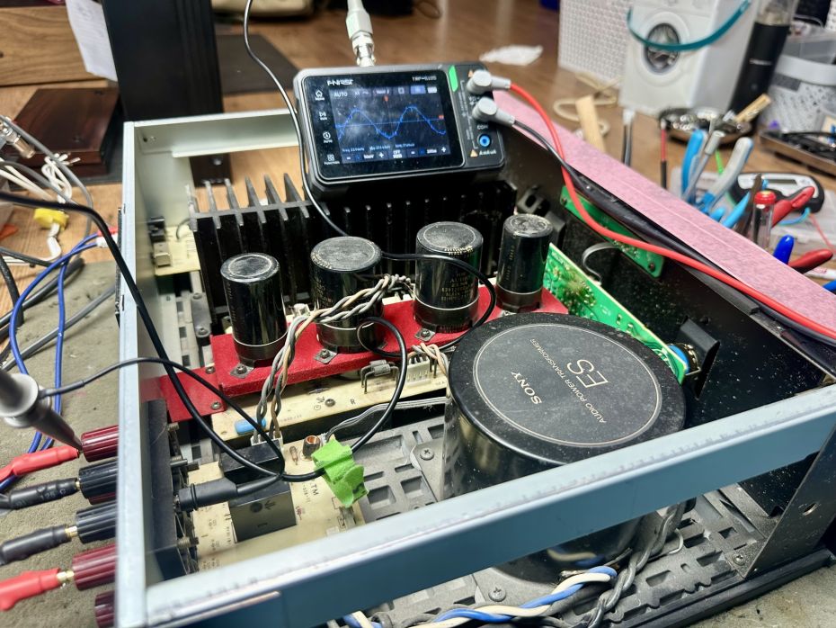Sony TA-N55es versterker open en aan de oscilloscoop