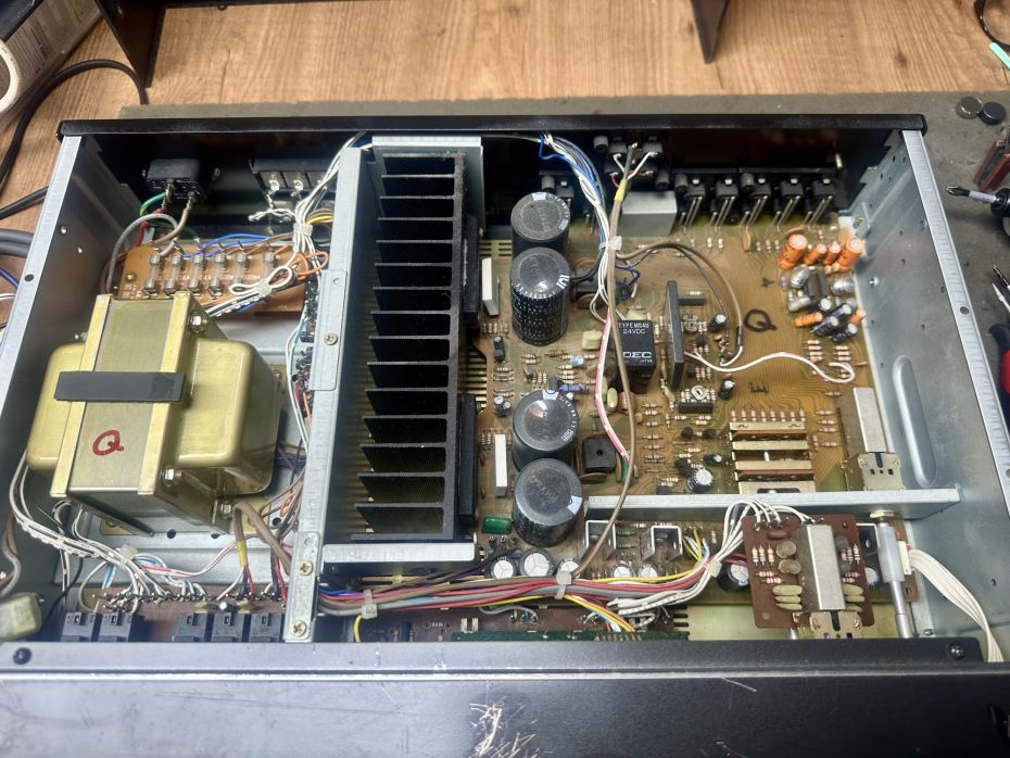 Akai versterker ter reparatie open