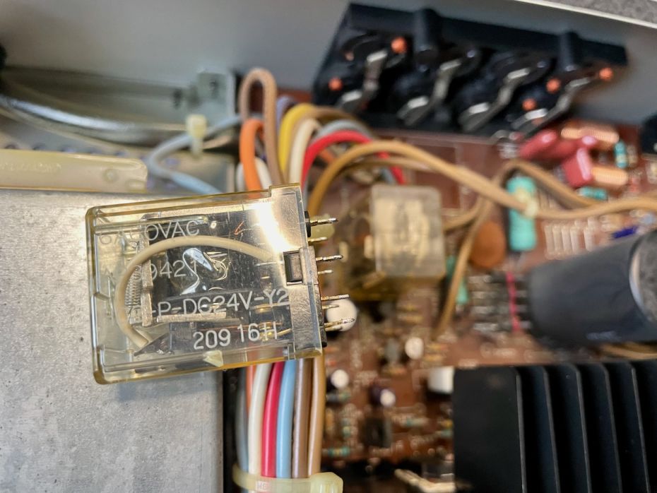 Relais uitgestudeerd en contacten gereinigd