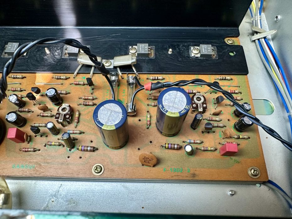 Sansui AU-101 nieuwe condensatoren en transistoren