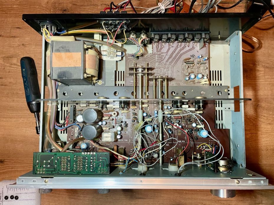 YAMAHA CU-610 VERSTERKER OPEN