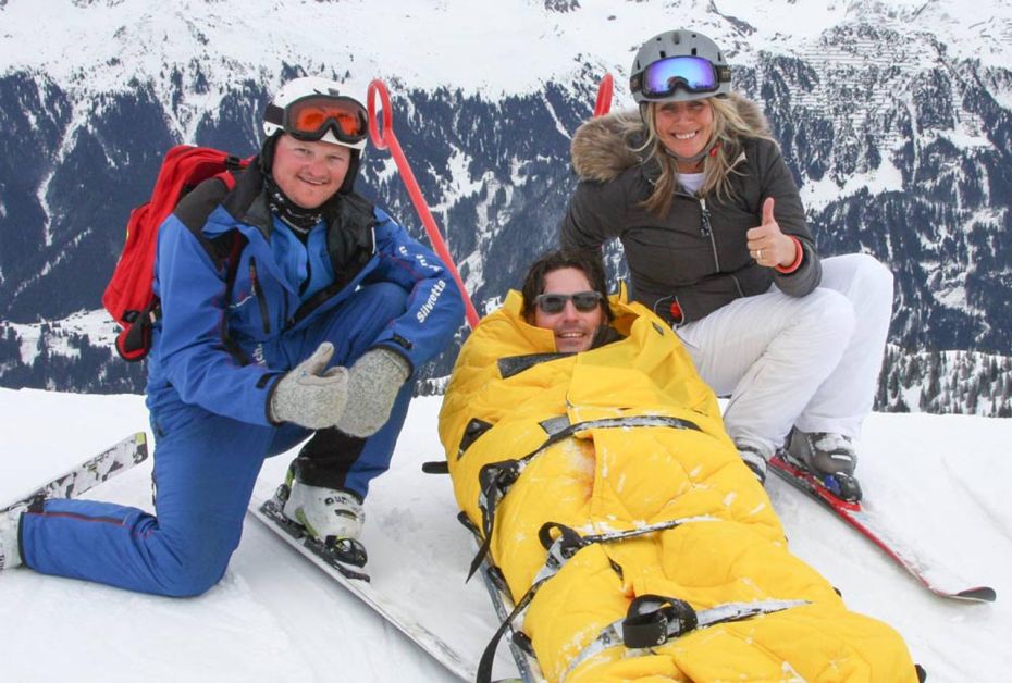 Met de banaan de skipiste af. Niet als redding maar als plezier