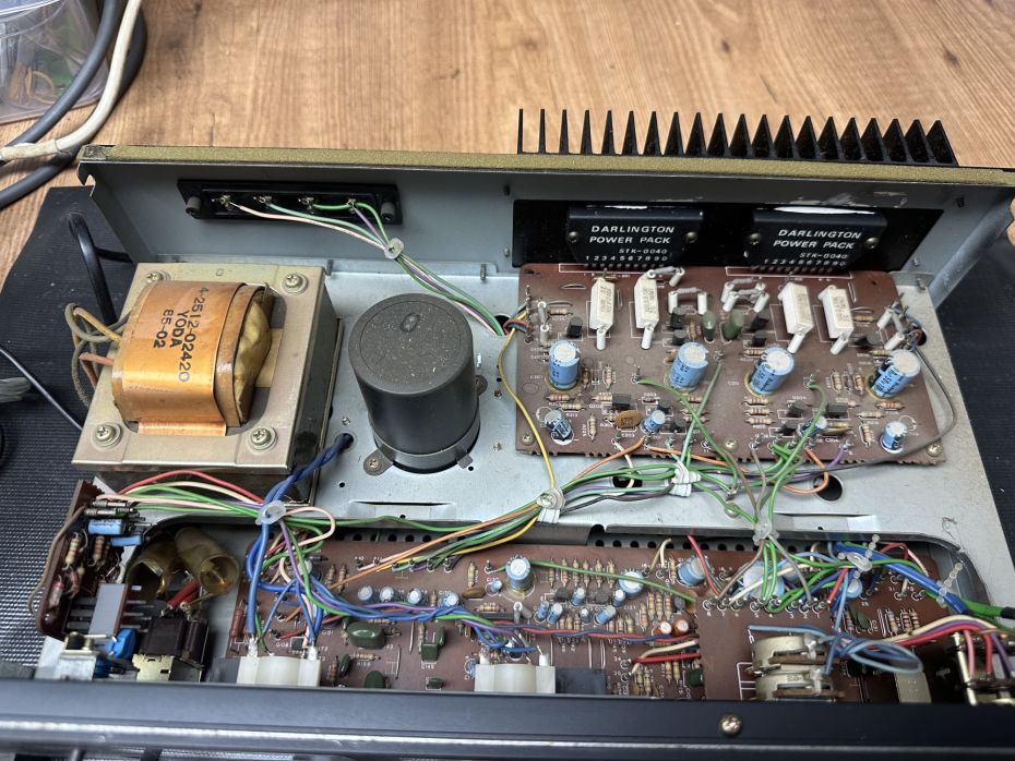 Fisher CA-7000 versterker open ter reparatie