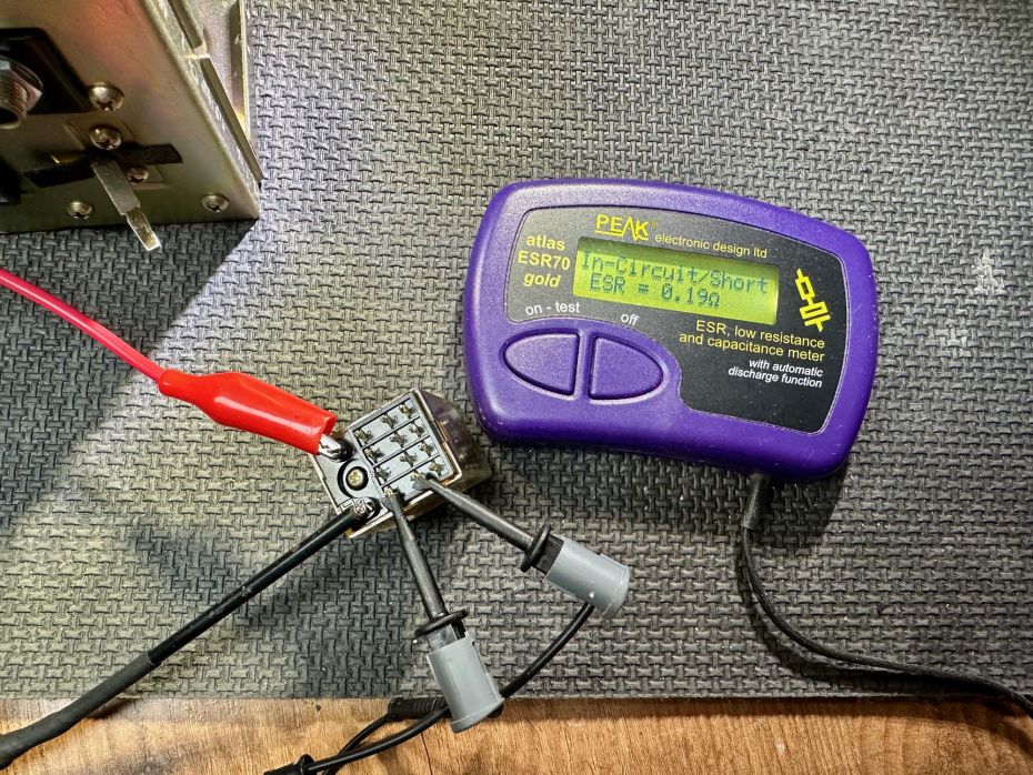 Relais van Pioneer SA-7500 versterker gereinigd.