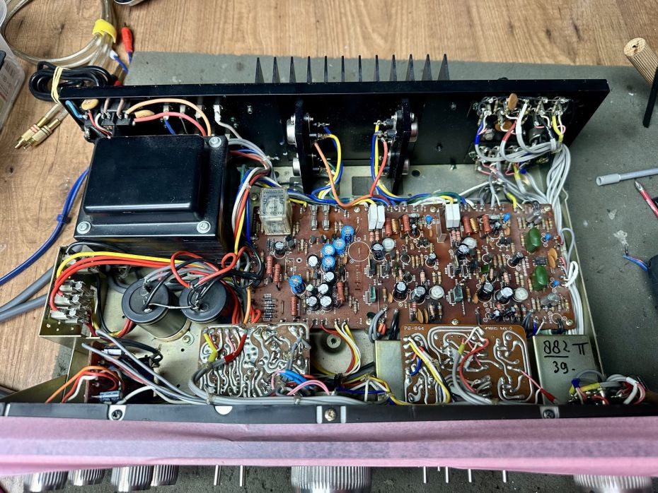 Luxman L-81 versterker open ter reparatie