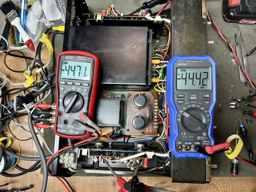 Twee multimeters meten de ruststroom van de versterker
