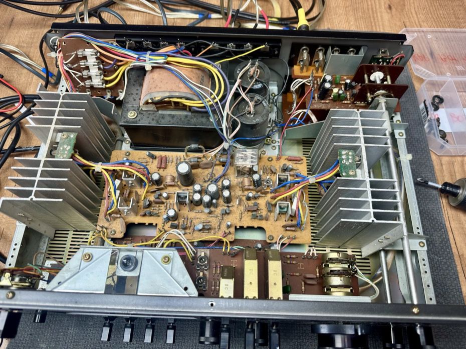 Akai AM-2600 inschakelvertraging defect