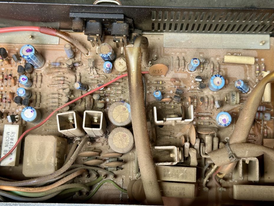 YAMAHA CA-810 open en erg vies