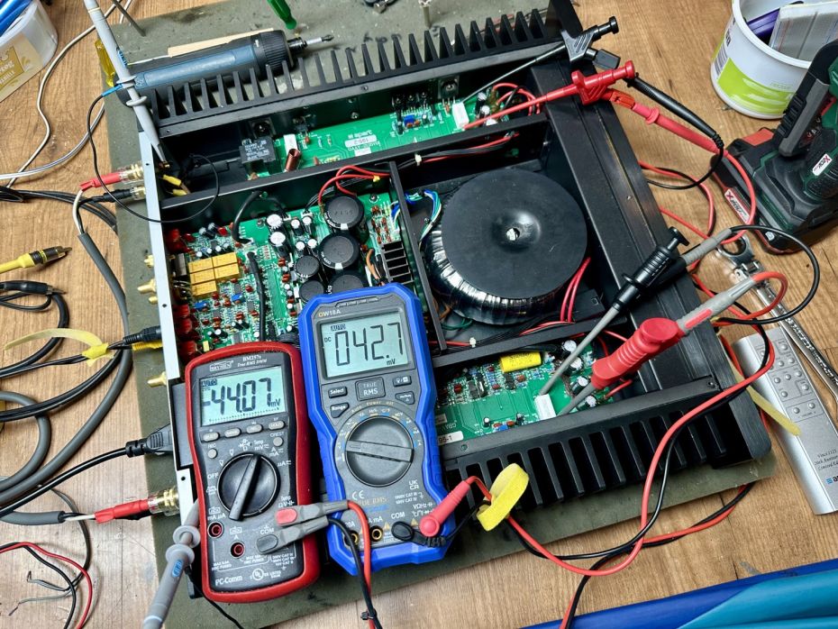 Bias stroom ingesteld van APART Vince 2125 versterker