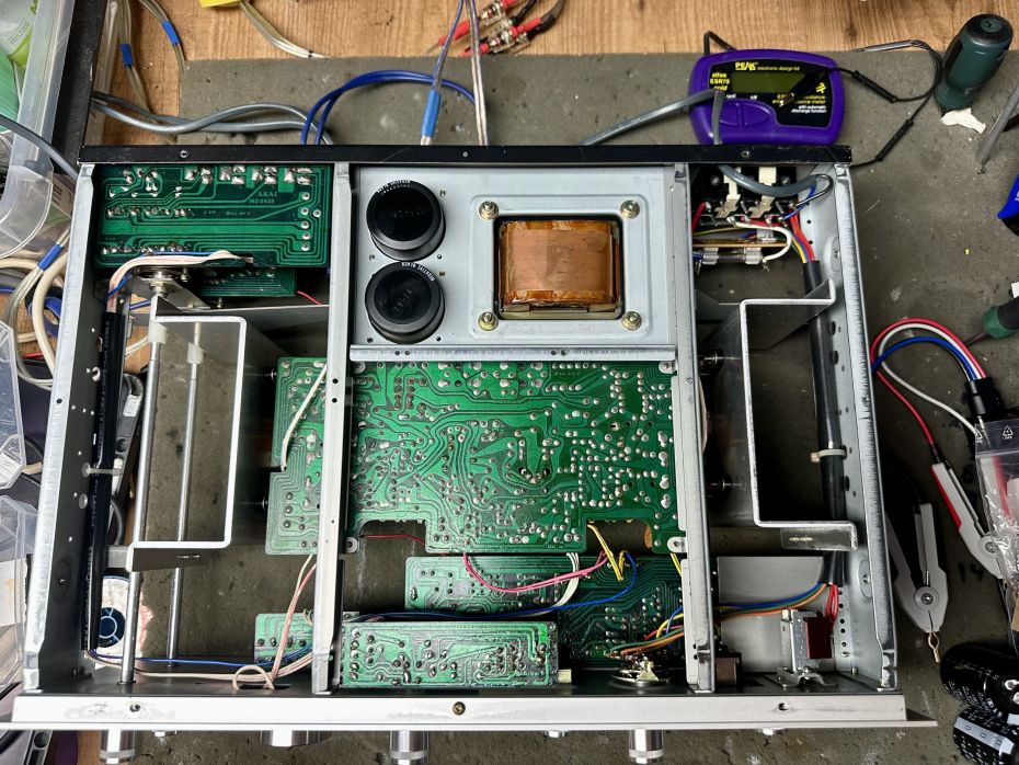 Akai AM-2400 versterker open ter controle