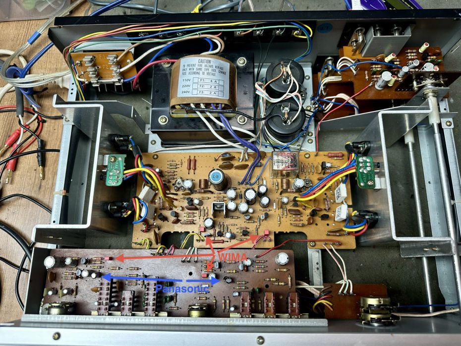 Akai AM-2400 versterker open ter controle
