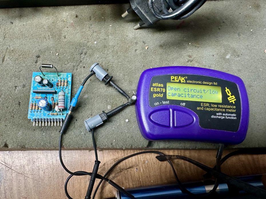 NAD C 370 versterker condensatoren defect