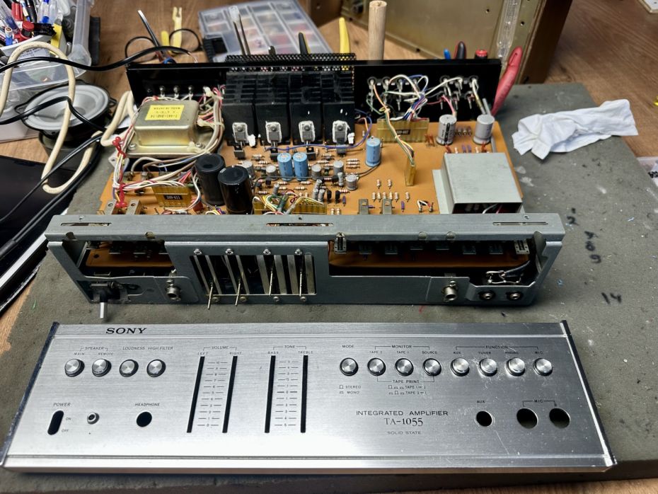 Sony TA-1055 versterker open ter reparatie