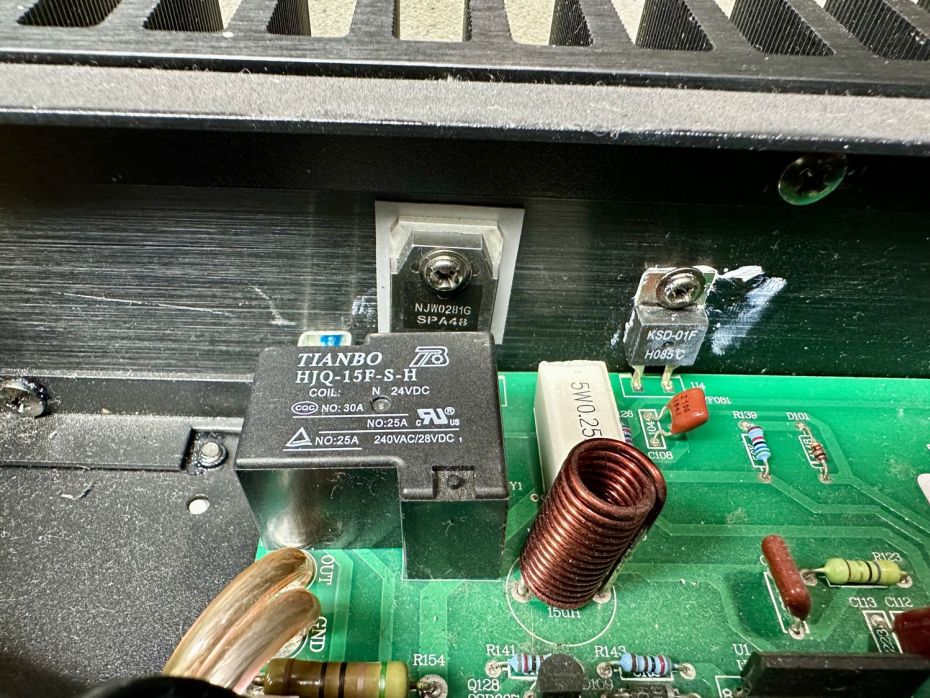 relais van APART Vince 2125 versterker