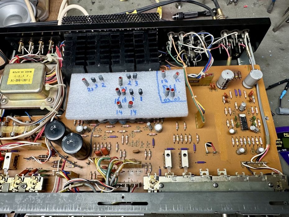 Condensatoren van Sony versterker doormeten