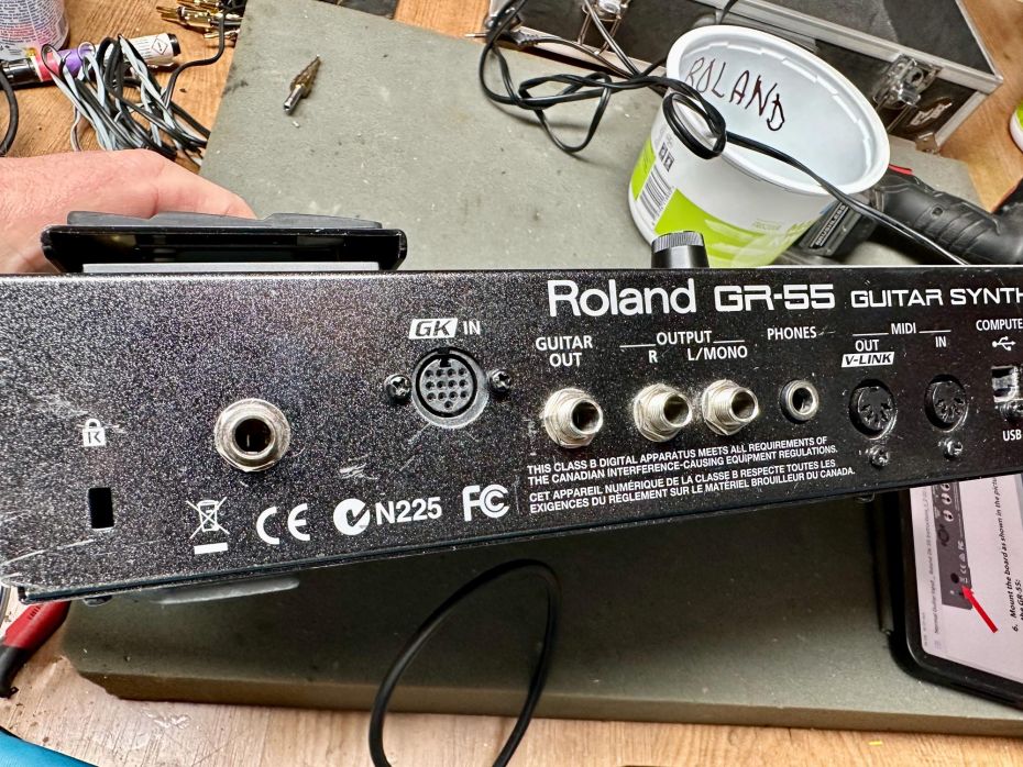 Roland GR-55 aux input installatie