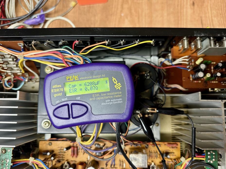 Condensatoren van Akai AM-2800 doormeten