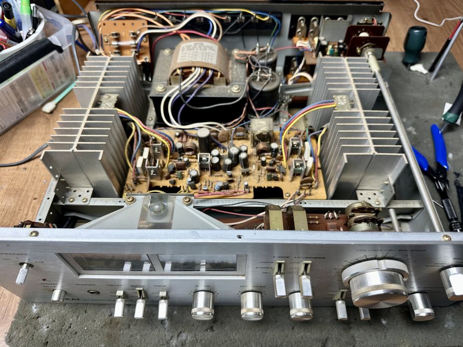 AKAI AM-2800 van binnen bekeken.Erg vies.